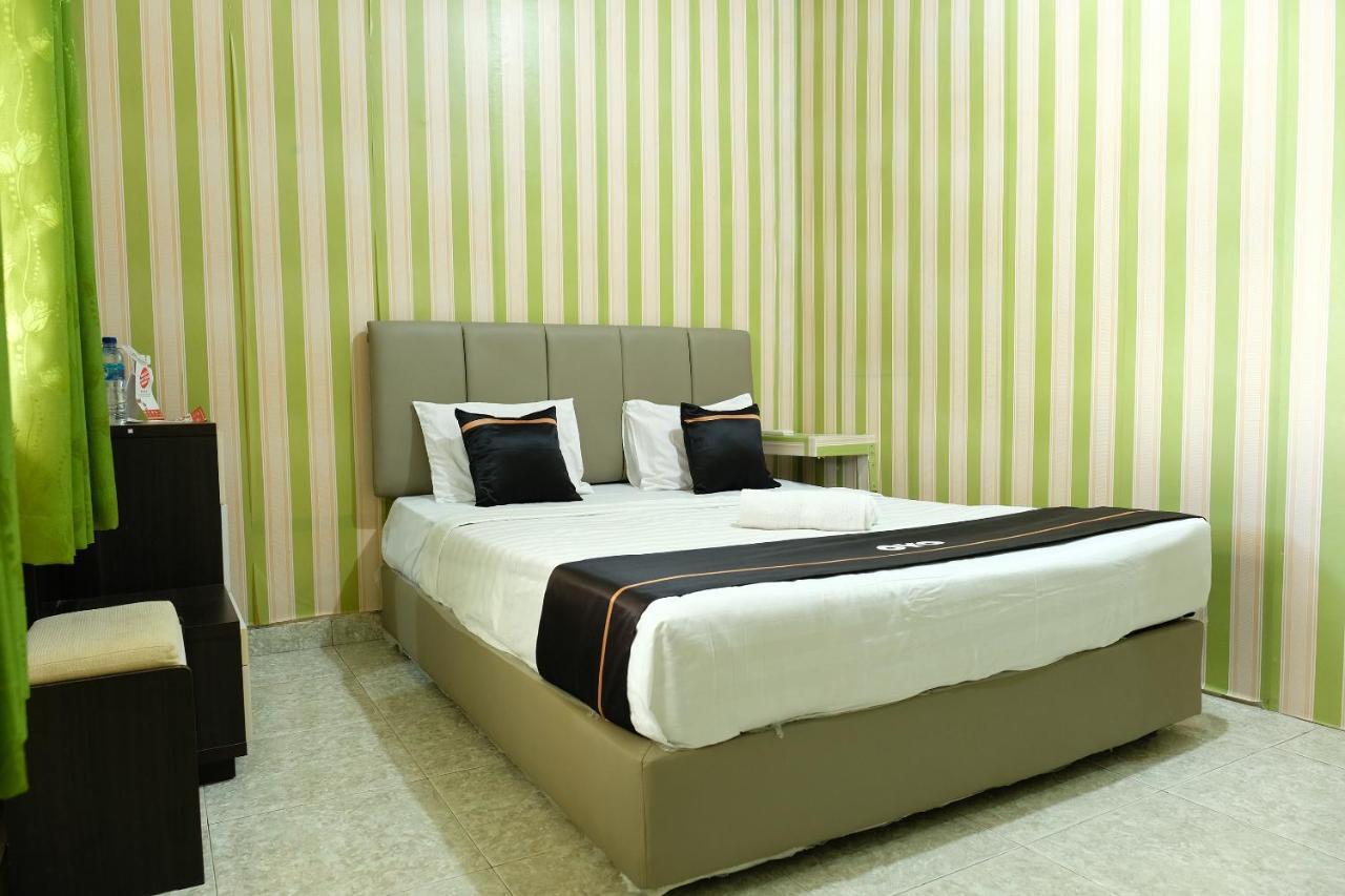 โอโย 2186 เอสเบ โฮเต็ล Hotel ตันจุงปันดัน ภายนอก รูปภาพ